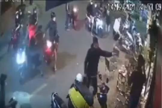 Truy bắt nhóm thanh niên ngang nhiên đánh người, đập phá quán cà phê ở Bình Dương