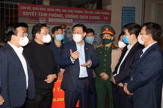 Bí thư Hà Nội kiểm tra đột xuất khu cách ly tại trường Tiểu học Xuân Phương