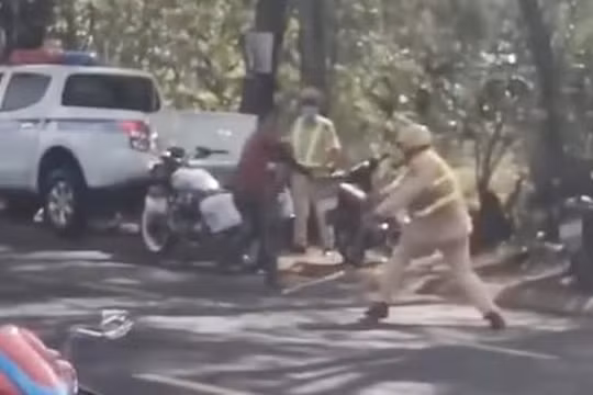 Cảnh sát giao thông bị một người đàn ông dùng dao tấn công