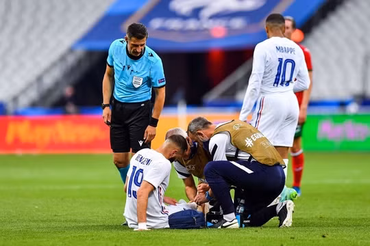 Karim Benzema dính chấn thương trong trận thắng của đội tuyển Pháp