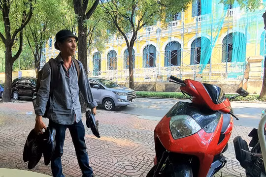 TP. HCM: Sẽ hỗ trợ 1,5 triệu/tháng cho người bán hàng rong, vé số, xe ôm, thu gom rác ...