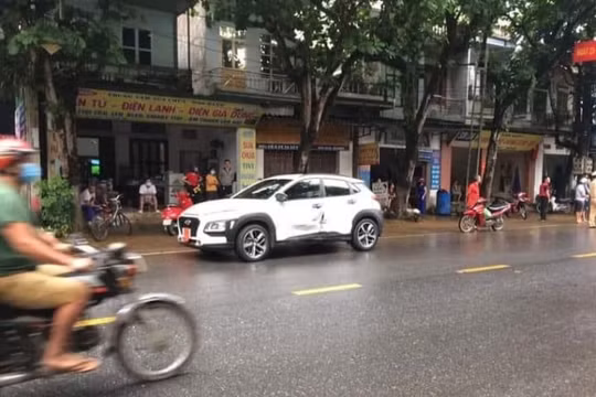 Bẻ lái tránh xe con, xe đầu kéo đâm vào nhà dân làm 2 người bị thương
