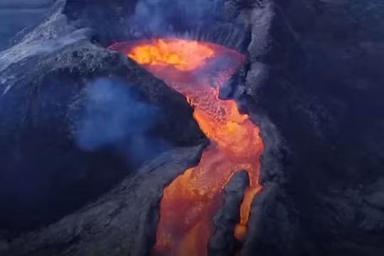 Cận cảnh núi lửa phun trào tại Iceland quay bằng máy bay không người lái
