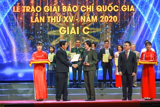Người làm báo với vai trò kiểm soát, giảm thiểu tác hại xã hội của tin giả