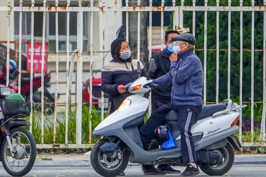 Dân phe vé bóng đá tại sân Mỹ Đình giảm giá kịch sàn vẫn vắng người mua