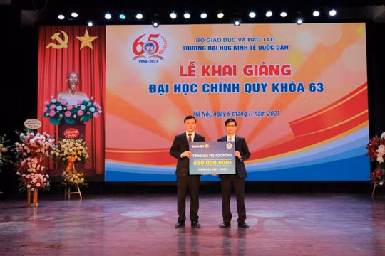 Bảo Việt đã trao hơn 6 tỷ đồng học bổng cho sinh viên Đại học Kinh tế Quốc dân trong 7 năm liên tiếp