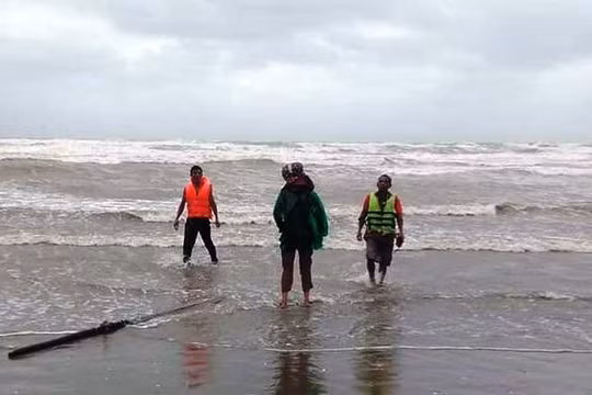 Thuyền bị sóng biển đánh chìm ngoài khơi, 2 ngư dân bơi vào bờ thoát chết