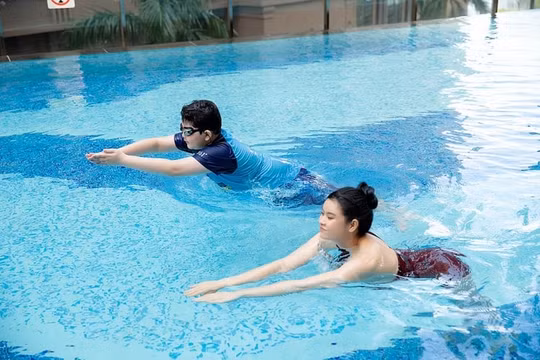 Trương Quỳnh Anh khoe dáng nóng bỏng khi đi bơi cùng con trai