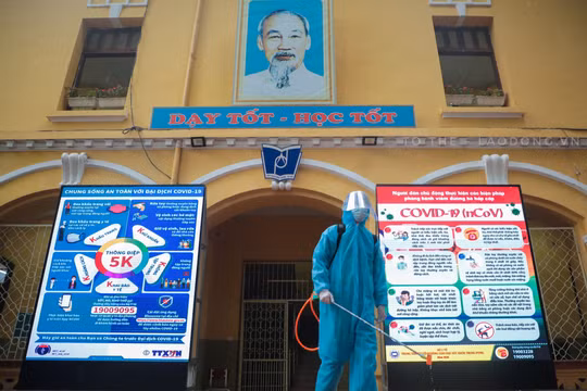 Hà Nội: Các trường học tổ chức phun khử khuẩn chuẩn bị đón học sinh trở lại