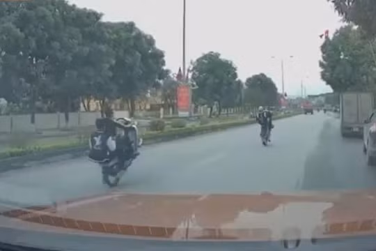 Triệu tập thanh niên 18 tuổi bốc đầu xe máy trên quốc lộ 7A