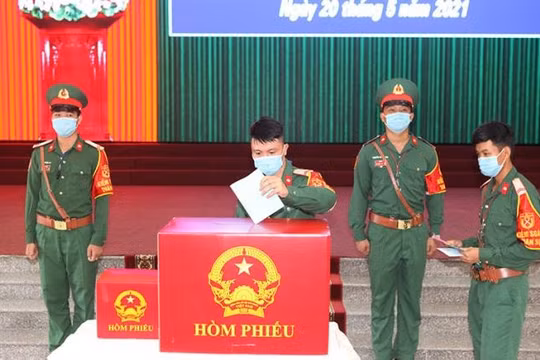 Lực lượng vũ trang Cần Thơ đi bỏ phiếu bầu cử sớm