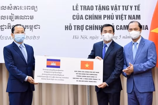 Việt Nam trao tặng vật tư, thiết bị y tế hỗ trợ Campuchia ứng phó dịch COVID-19