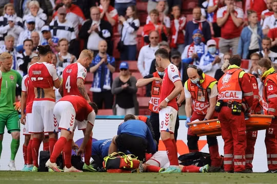 Bác sĩ nêu ra yếu tố giúp tiền vệ Eriksen qua cơn nguy kịch