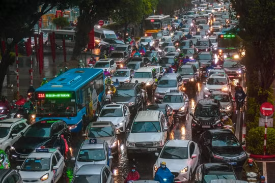 Hà Nội: Cơn mưa rào sáng đầu tuần khiến nhiều tuyến đường tắc nghẽn