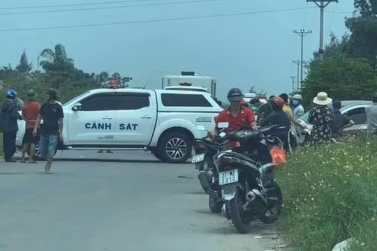 Phát hiện thi thể người đàn ông cuốn trong chiếc chiếu ở ven đường