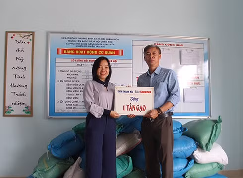 Báo Khánh Hòa trao 1 tấn gạo hỗ trợ cho Trung tâm Bảo trợ xã hội tỉnh