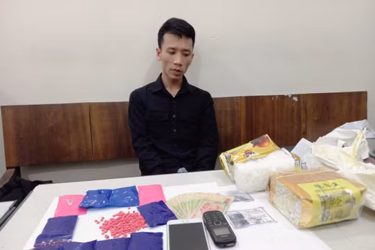 Mộc Châu (Sơn La): Bắt giữ đối tượng vận chuyển 2kg ma túy đá