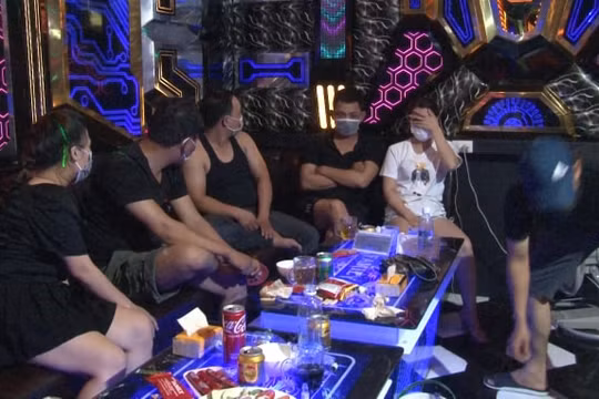 Thừa Thiên Huế: Xử phạt chủ quán Karaoke nhận khách vào hát giữa mùa dịch
