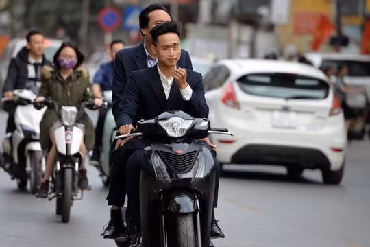 Du xuân "quên" đội mũ bảo hiểm sẽ bị xử phạt từ 200.000 - 300.000 đồng