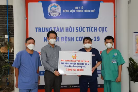 Hội Doanh nhân trẻ Việt Nam trao tặng 3.000 túi thuốc hỗ trợ điều trị cho bệnh nhân F0