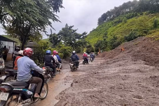 Sơn La: Sạt lở trên quốc lộ 6B, giao thông ùn tắc cục bộ