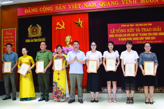 Yên Bái trao giải cuộc thi báo chí với chủ đề “Vì bình yên cuộc sống, vì hạnh phúc Nhân dân”