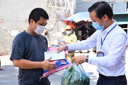 Trên 13 triệu lượt người lao động được nhận tiền hỗ trợ Covid-19