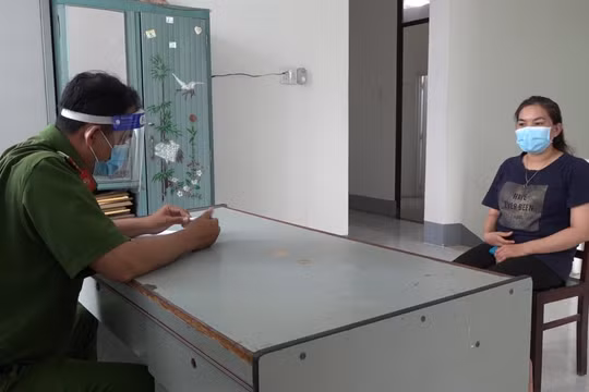 Kiên Giang: Khởi tố người phụ nữ đánh công an để nhân viên “thông chốt” kiểm soát COVID-19