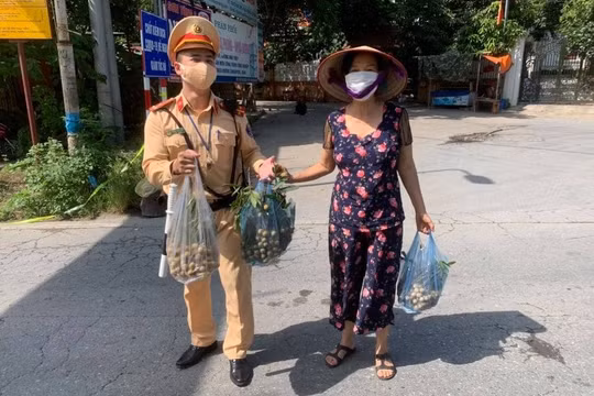 Ấm lòng tình quân dân trong cuộc chiến chống đại dịch COVID-19