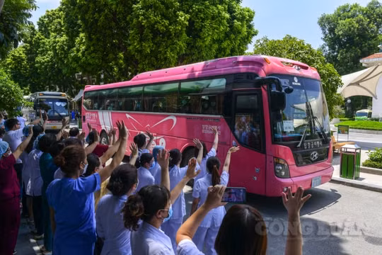 Thêm gần 200 y, bác sĩ của Bệnh viện Bạch Mai lên đường chi viện TP Hồ Chí Minh chống dịch