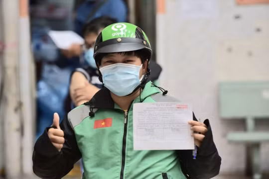 Cận cảnh ngày đầu shipper tại TP. HCM được tiêm vaccine đồng loạt