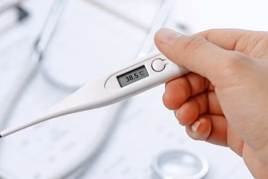 F0 điều trị tại nhà sốt cao không hạ thì cần phải làm gì?