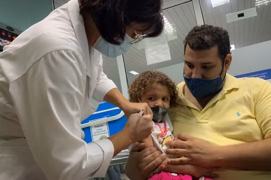 Cuba đã bắt đầu tiêm vaccine ngừa COVID-19 cho trẻ từ 2 – 18 tuổi