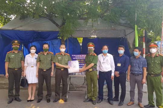 Báo Công an nhân dân chia sẻ khó khăn với các chốt kiểm soát dịch và người dân nghèo trong đại dịch