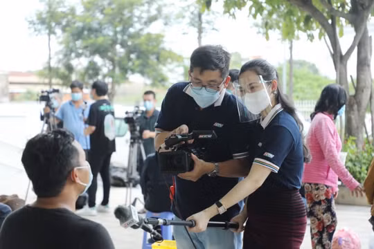 Luôn mặc định mình là người có nguy cơ nhiễm để giữ khoảng cách an toàn nhất cho mọi người