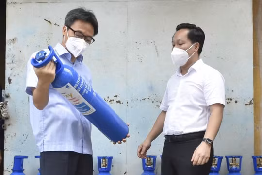 Phó Thủ tướng Vũ Đức Đam đến thăm các mô hình "ATM oxy", “ATM F0 chống dịch”