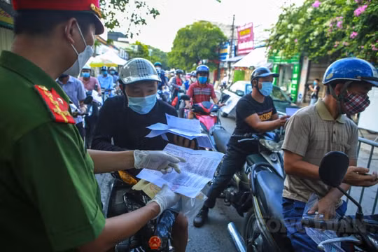 Hà Nội lập 39 chốt kiểm soát người ra vào vùng đỏ