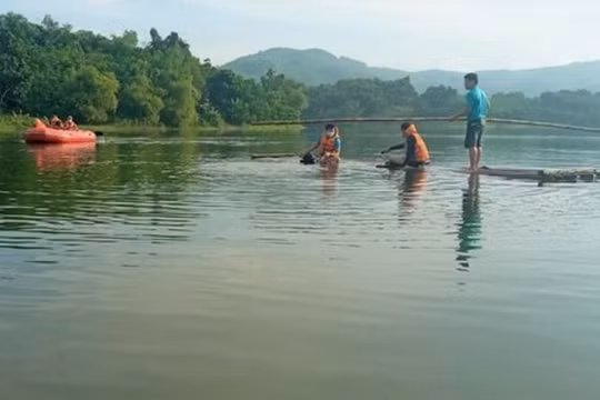 Thanh Hóa: Lật bè trên hồ thủy lợi, 2 người đuối nước thương tâm