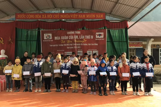 Chương trình “Mùa xuân của em”: Chắp cánh ước mơ cho học sinh nghèo vùng cao
