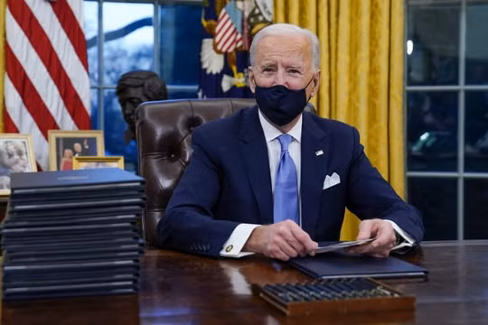 Tổng thống Biden ký lệnh áp đặt quy định mới về vắc xin du lịch quốc tế