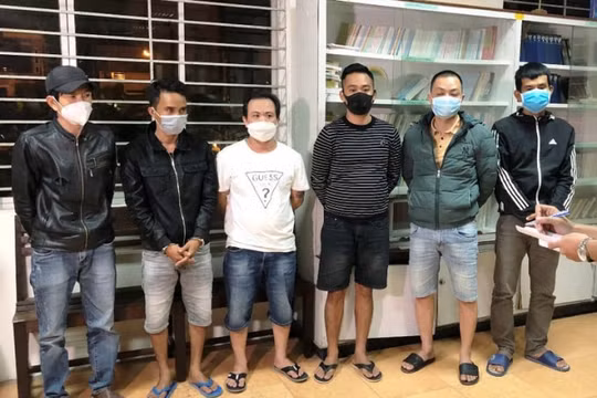 Cảnh sát đột kích, bắt quả tang 30 nam nữ thuê hội trường khách sạn để tổ chức đánh bạc