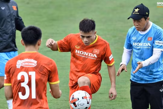 Lý Công Hoàng Anh sắp sang Singapore cùng ĐT Việt Nam dự AFF Cup 2020
