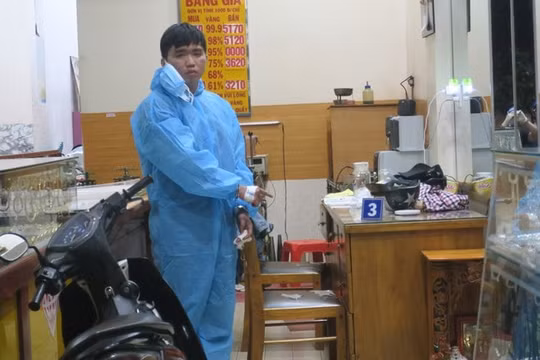 Bắt giữ đối tượng cướp tiệm vàng dùng dao uy hiếp cháu bé 7 tuổi