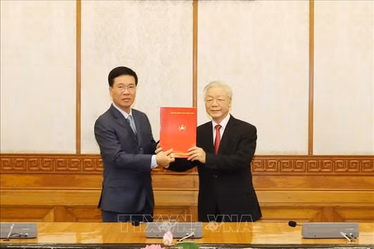 Tổng Bí thư, Chủ tịch nước Nguyễn Phú Trọng trao quyết định phân công Ủy viên Bộ Chính trị