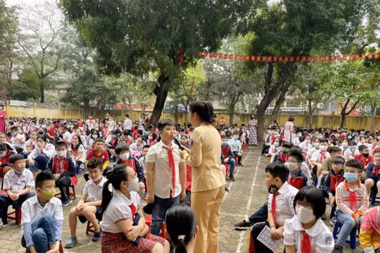 Hà Nội: Tuyên truyền luật an toàn giao thông cho 800 học sinh Trường Tiểu học Thái Thịnh