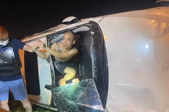 Hà Nội: Nam thanh niên có biểu hiện ngáo đá điều khiển ô tô kéo lê xe máy trên đường