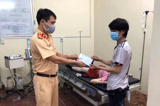 Hà Nội: Cán bộ Đội CSGT số 6 hỗ trợ sản phụ trở dạ sinh con
