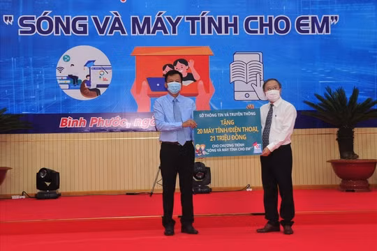 Một tháng phát động Chương trình “Sóng và máy tính cho em”: Chạm đến trái tim cộng đồng