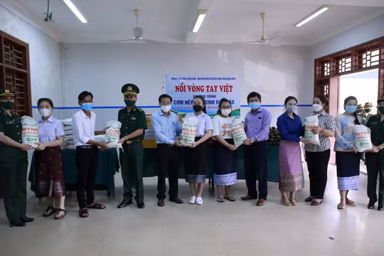 Hội Nhà báo tỉnh Quảng Nam trao quà hỗ trợ du học sinh Lào gặp khó khăn do dịch COVID-19