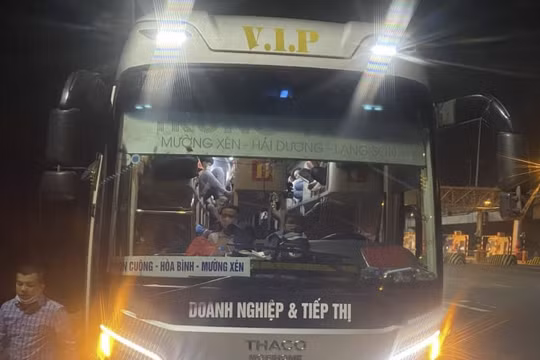 CSGT xử phạt xe khách đi Nghệ An chở gần 100 người, sau khi nhận tin báo từ “đường dây nóng”